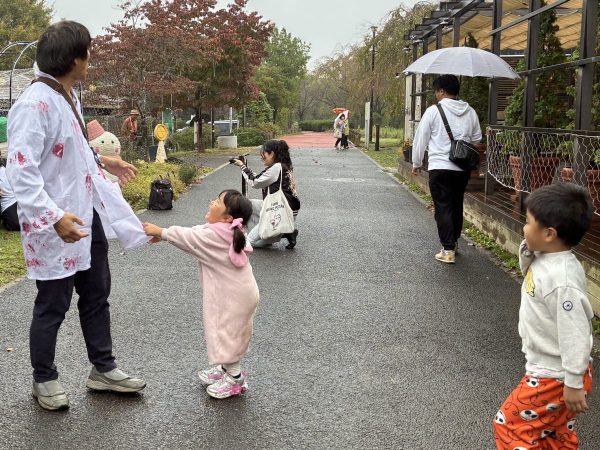 YP代表小齋さんに絡む子どもたち