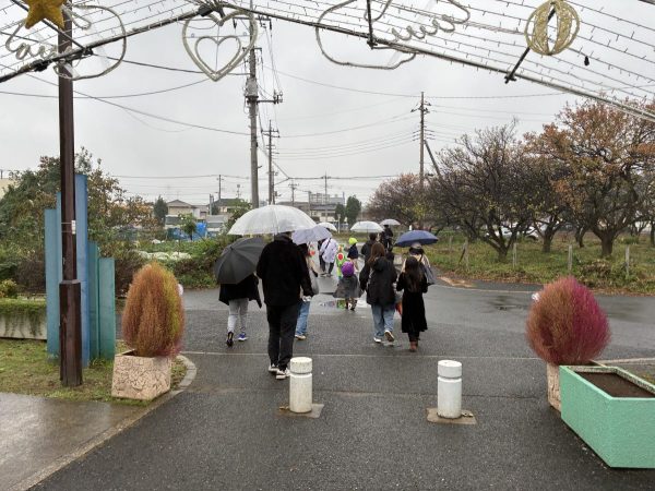 北柏ふるさと会館へ移動する人たち