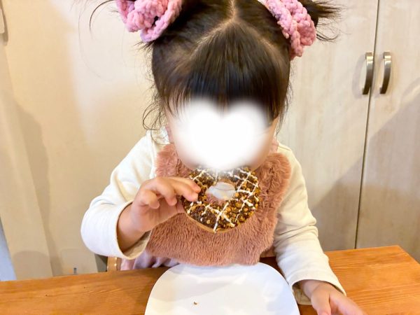 プレミアリッチショコラを食べる女の子