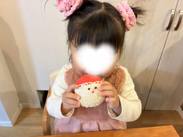 サンタホイップ生マラサダを食べる女の子