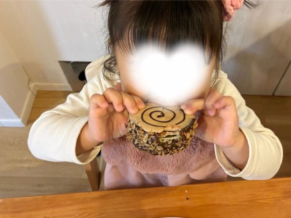 コーヒーチョコ ブッシュドノエルを食べる女の子