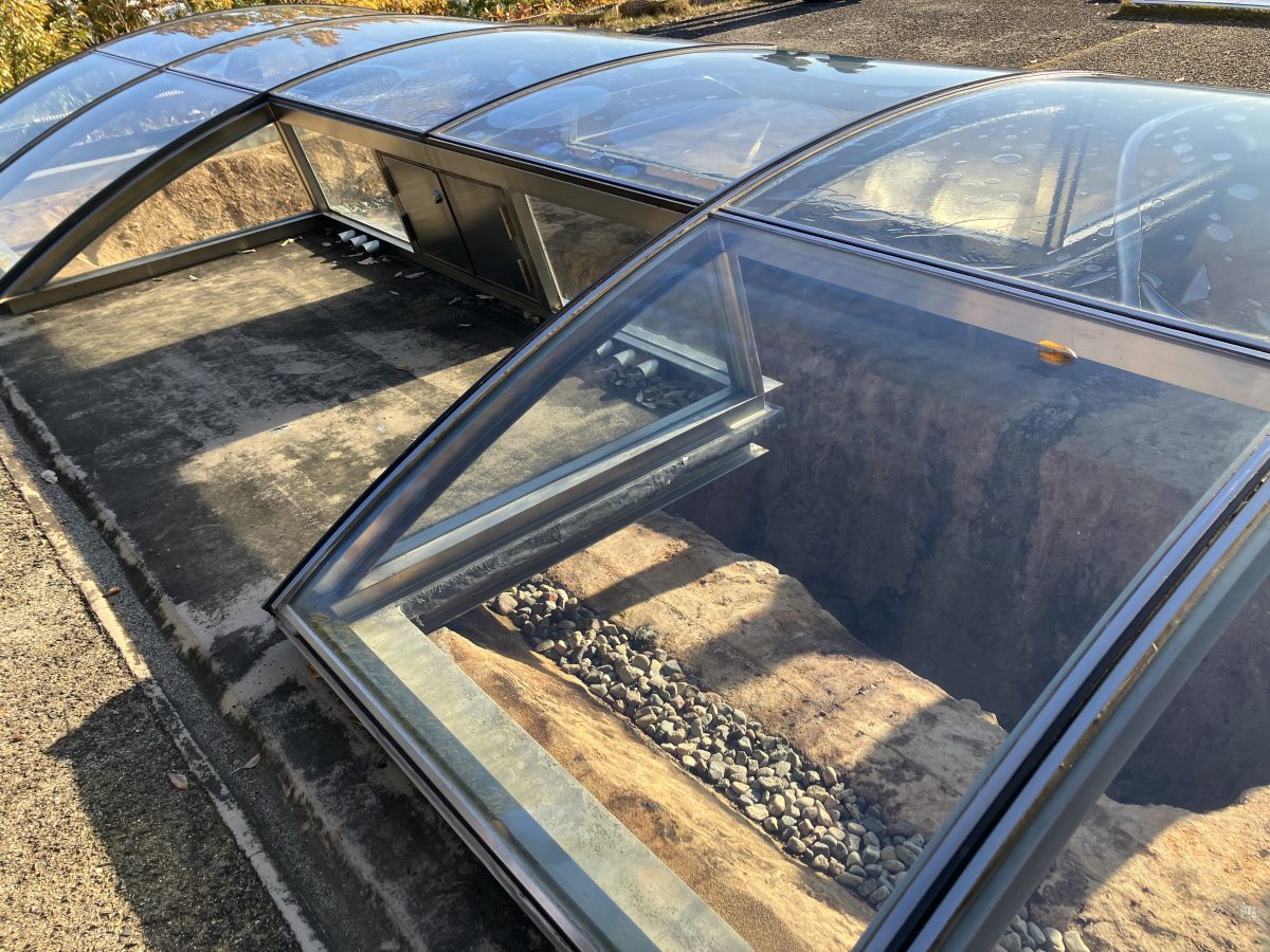 ガラスシェルター内には発掘調査の様子が再現されていました。中には青銅鏡が数枚置かれています。