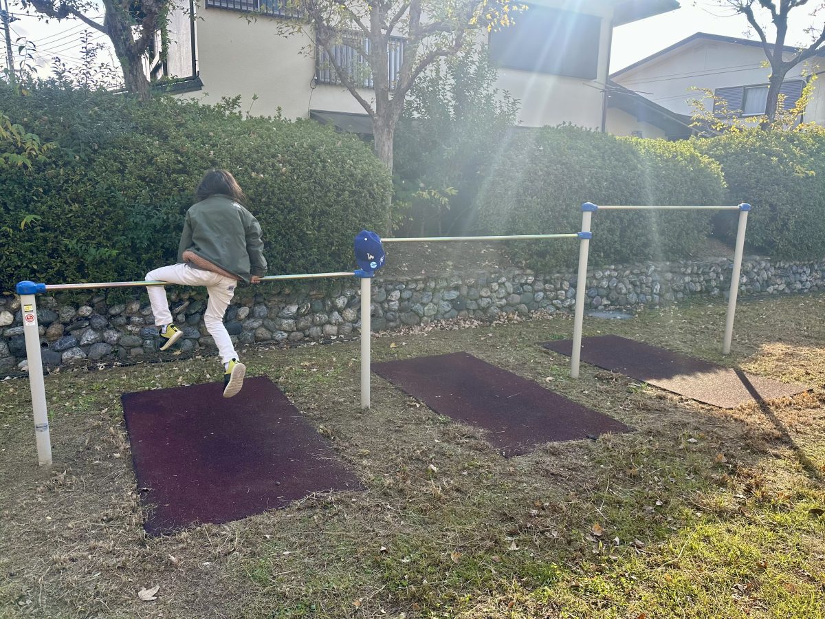 鉄棒にも果敢にチャレンジ