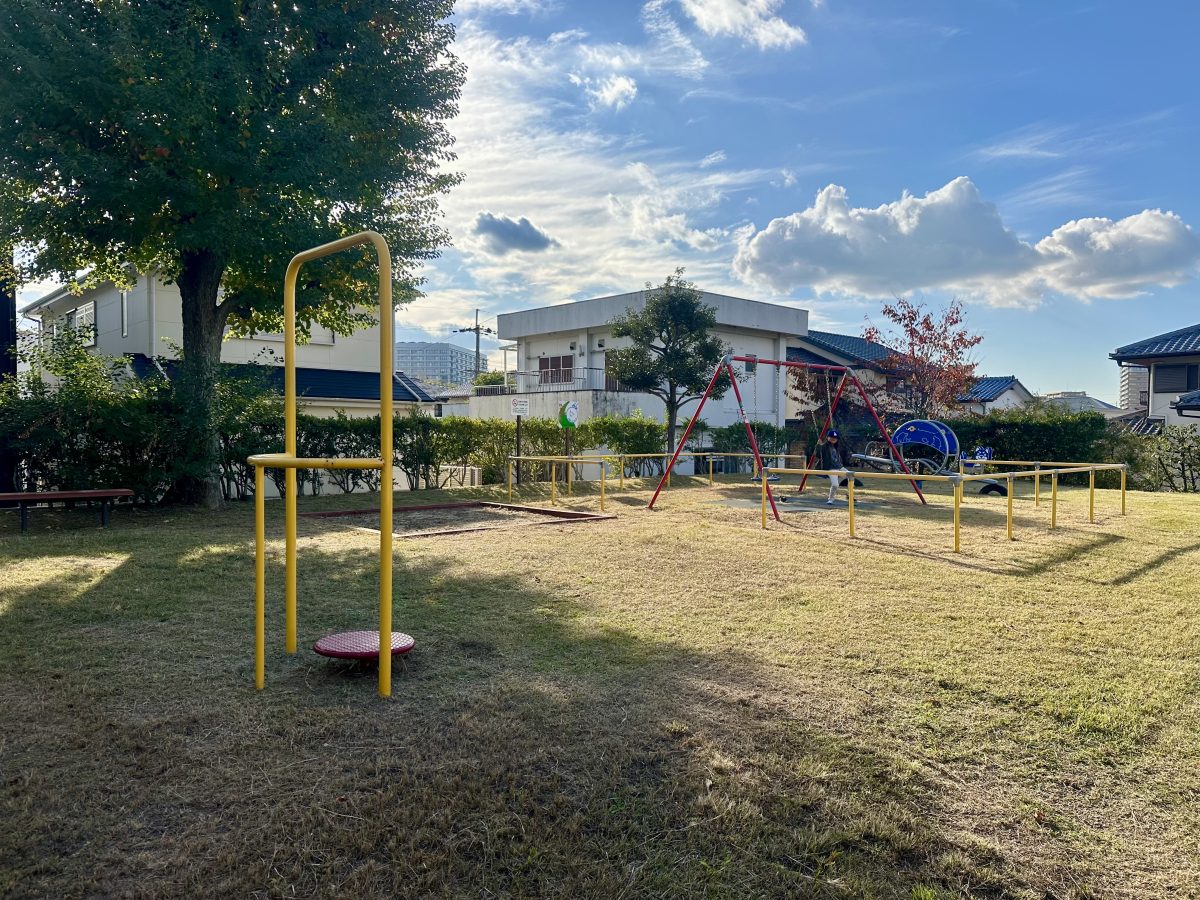 階段をのぼると広がる青空