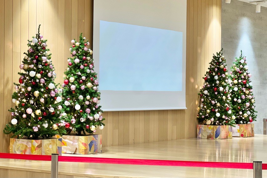 2階のこもれびステージにも、ステキなクリスマスツリーが飾られていました♪