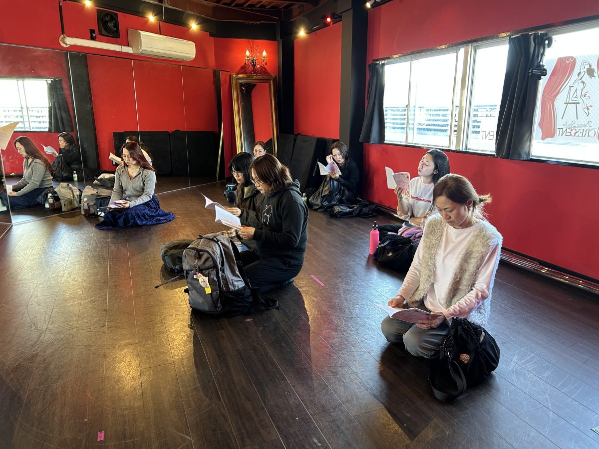 今回ダンスを習っている生徒さんや メイクを学びたいと参加した方 真剣に お話聞いてます