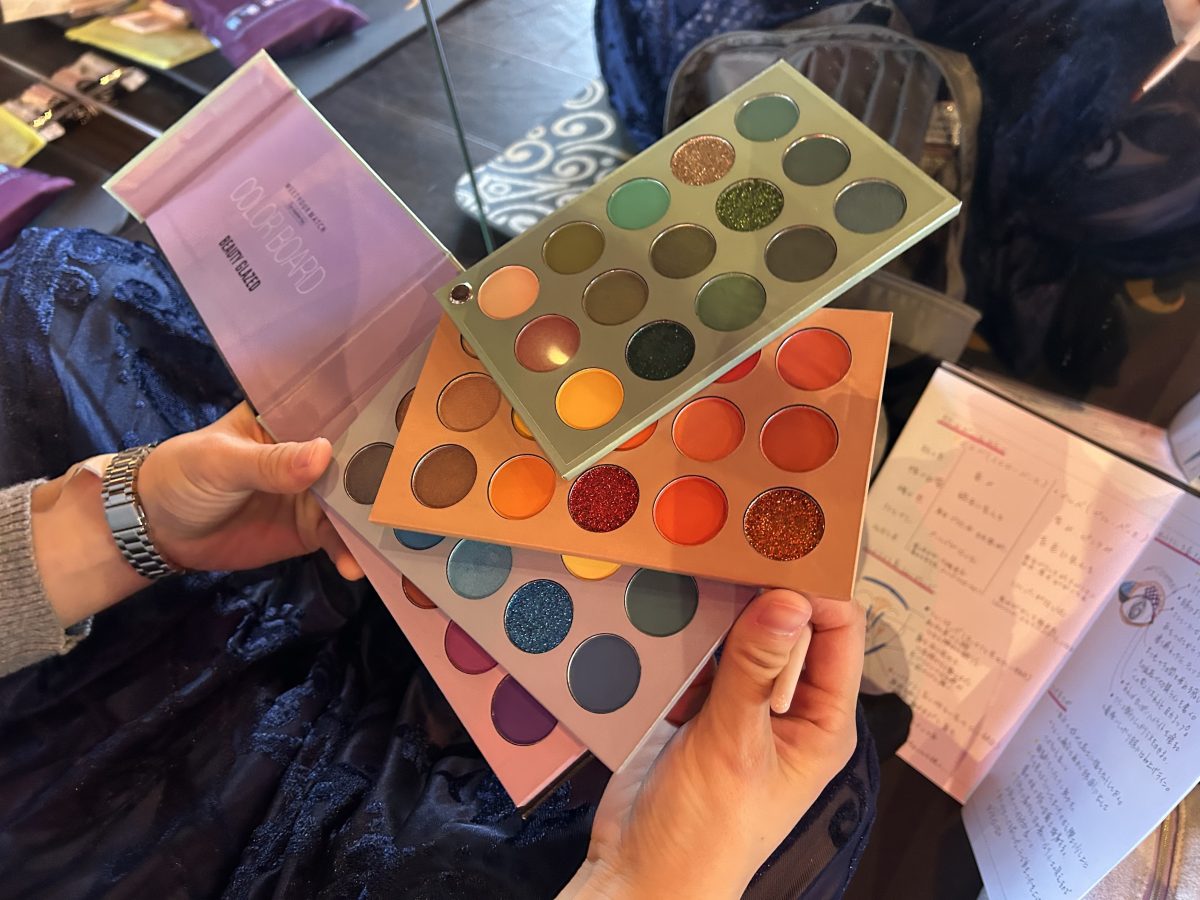 わ～ すごい～ 色とりどりのアイシャドウ   女子力高い！みんな先生おすすめの化粧品をチェックしたり 美への探求心がすごい！