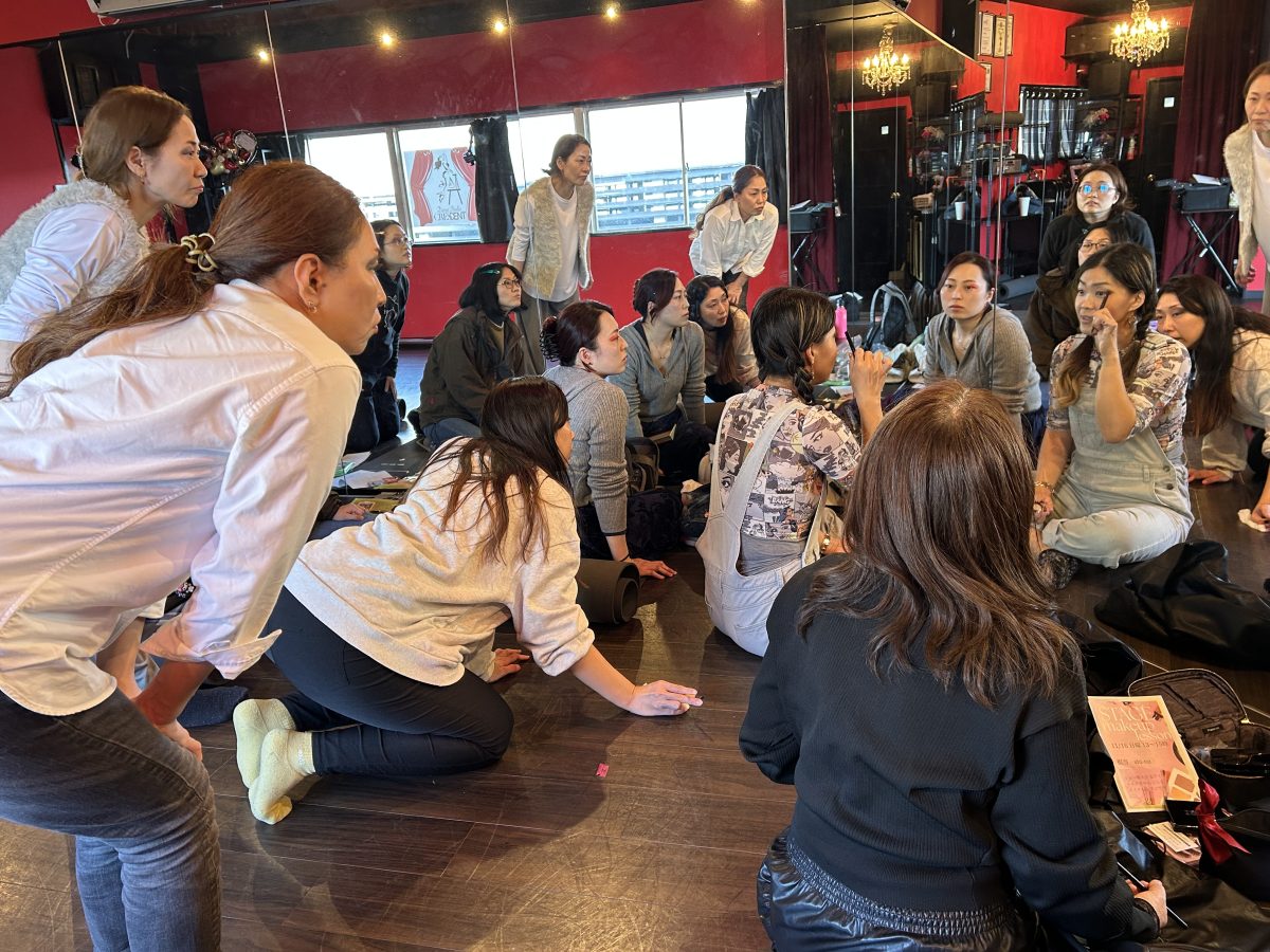 先生の見本が始まると みんな釘付け アイシャドウの入れ方 アイラインの引き方で こんなに印象が変わるとは