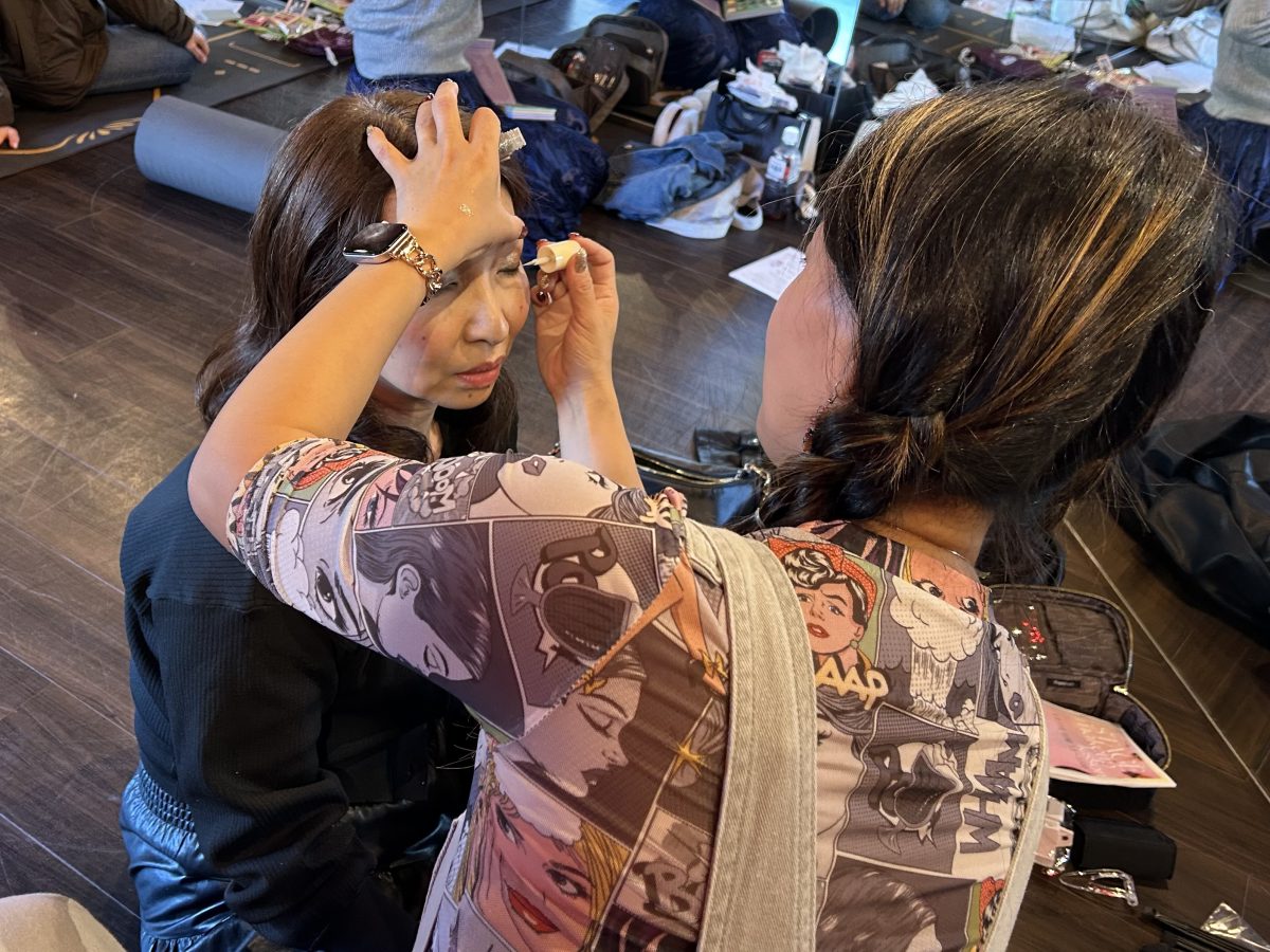 上手く出来なかったりすると 先生が飛んできて メイクをしてくれる