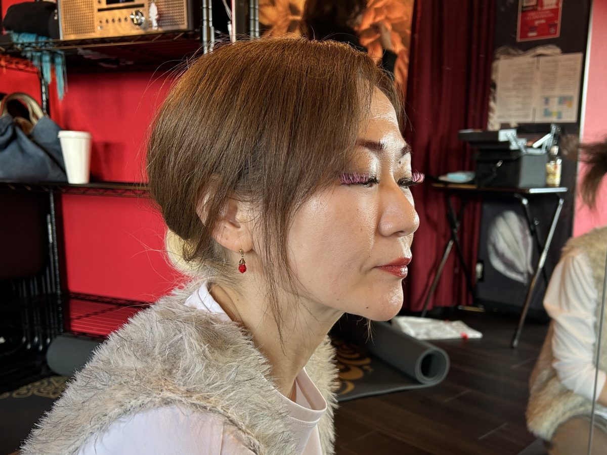 先が ピンクのつけまつ毛もあるの？ すご～い！ みんな 来た時の顔とは だいぶ違う～