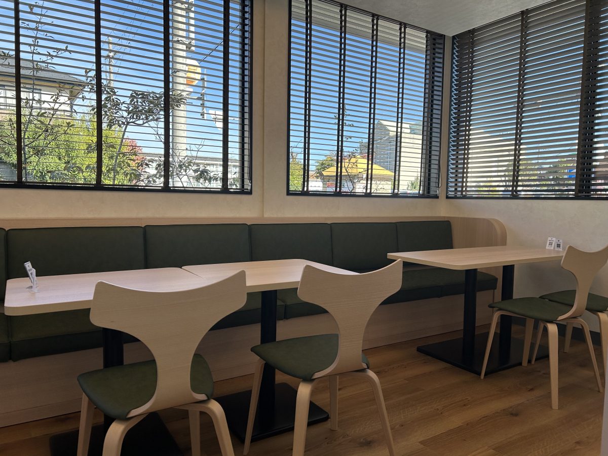 いろいろな雰囲気のお席 陽の光も入って 店内は 明るい雰囲気