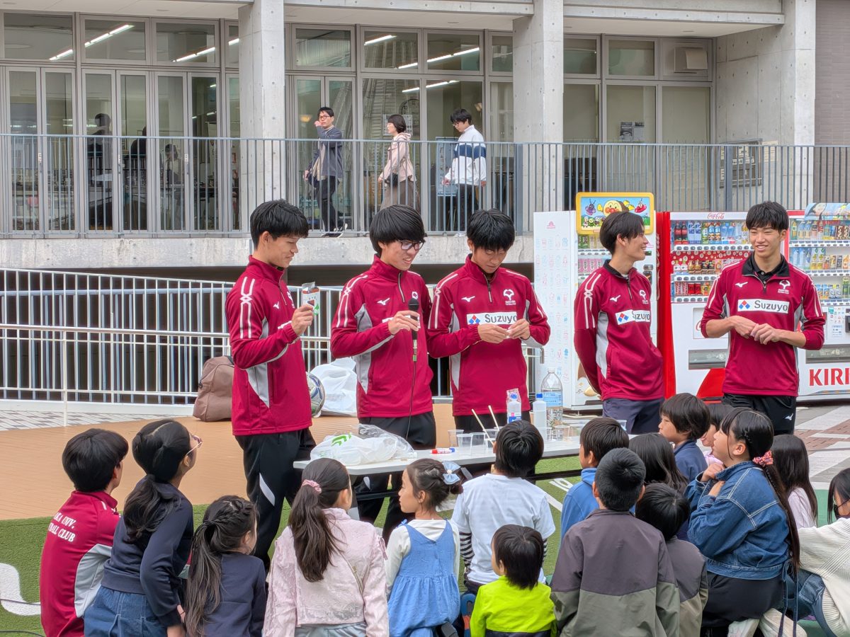 大阪大学サッカー部の皆さまは、化学実験としてスライムづくりを披露!