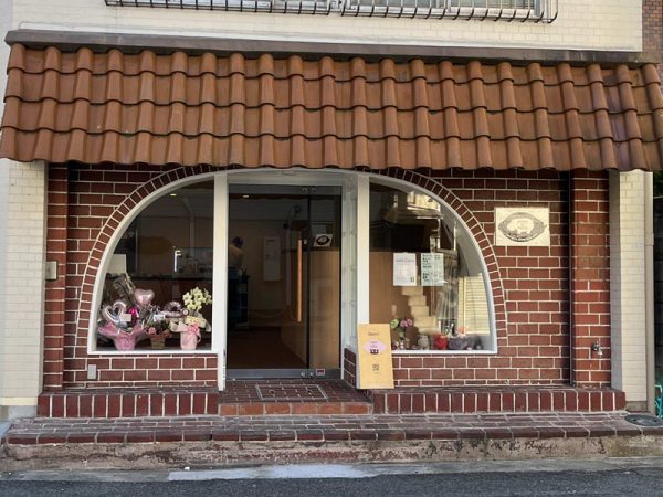 堺区甲斐町のHIPPO to MOCAの外観と看板の写真