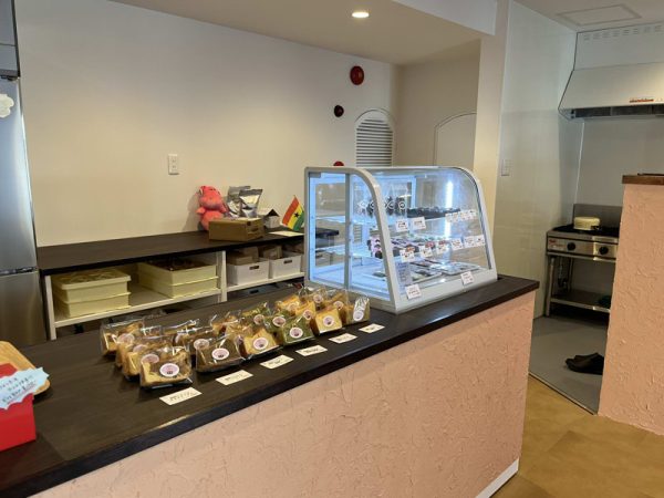 HIPPO to MOCA店内ショーケースのチョコレートと米粉シフォンケーキが並ぶ様子