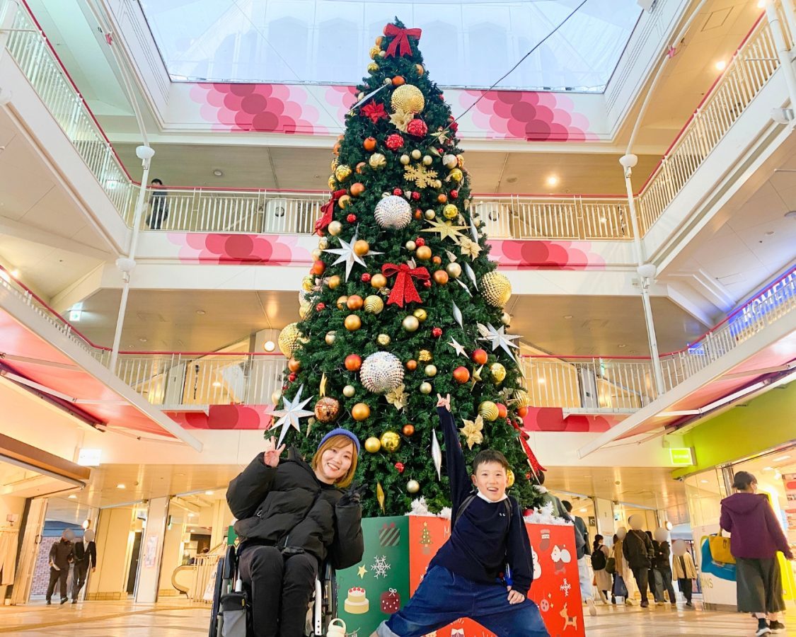 毎年恒例!3階まで届く迫力のツリーは、見上げるだけでワクワク!