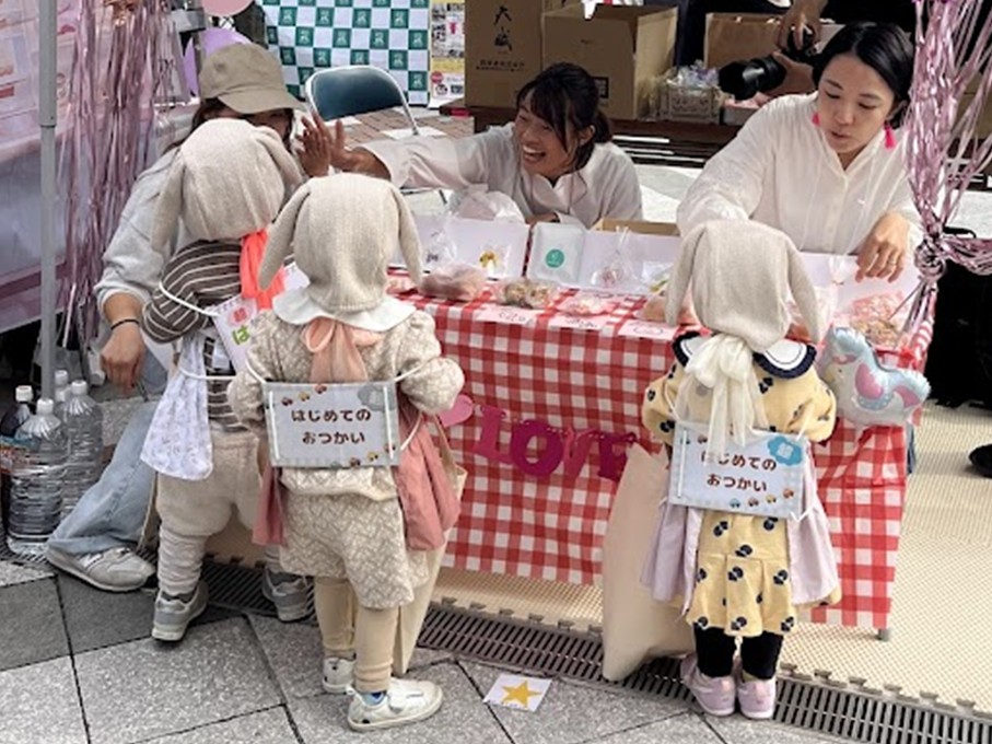ママやパパへのプレゼントを一生懸命選ぶ姿に感動の涙も