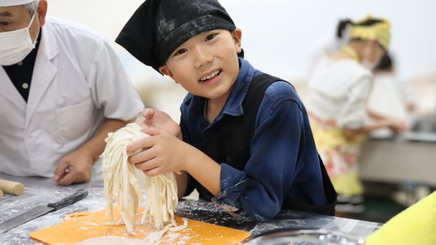 【豊中市】初当選の人気体験！粉まみれでも大満足のうどん作り｜とよなか産業フェア2025
