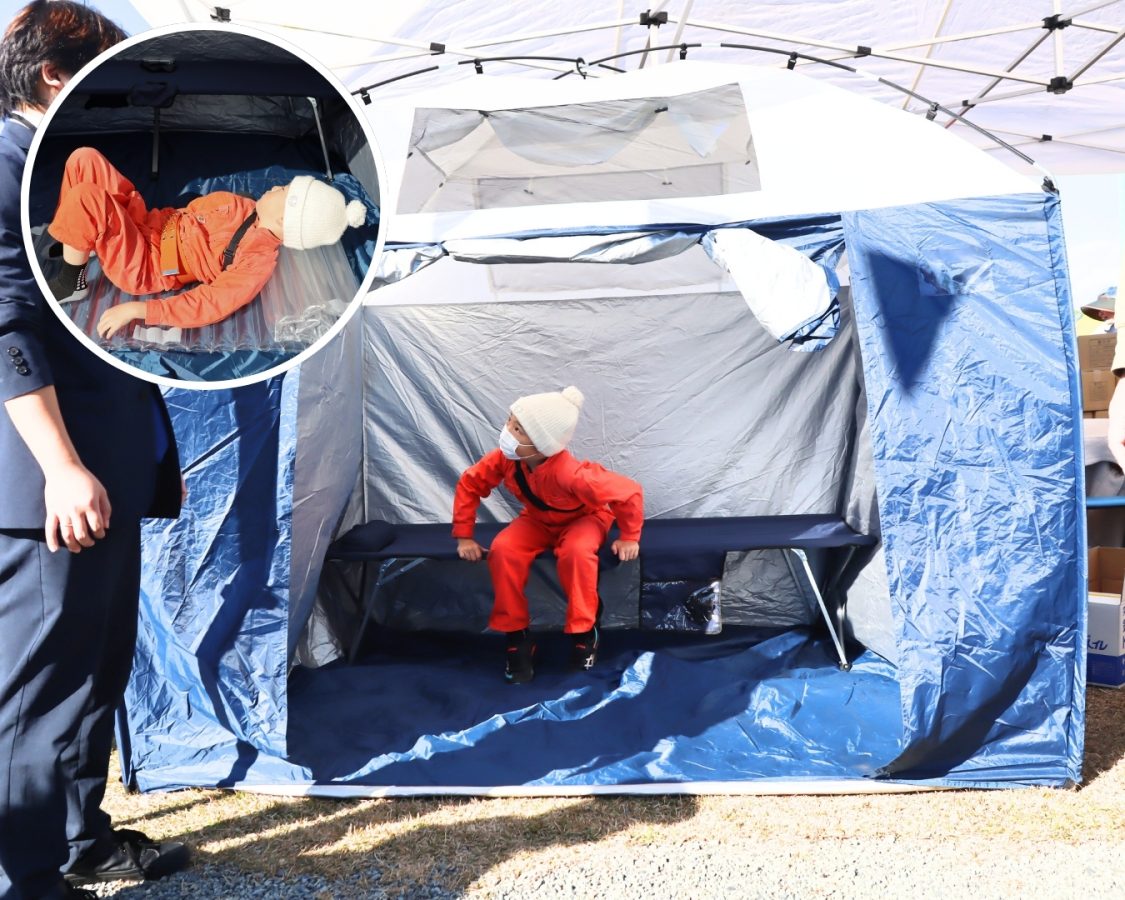 豊中市の小中学校に備蓄されている防災テント!ふかふかのエアマットにご満悦
