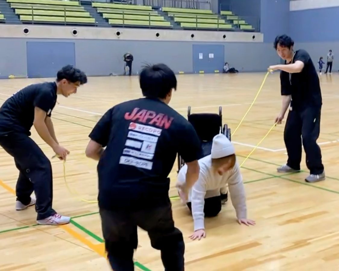 車椅子でダブルダッチ、タイミングが合わず失敗。でも挑戦する気持ちは止まらない！