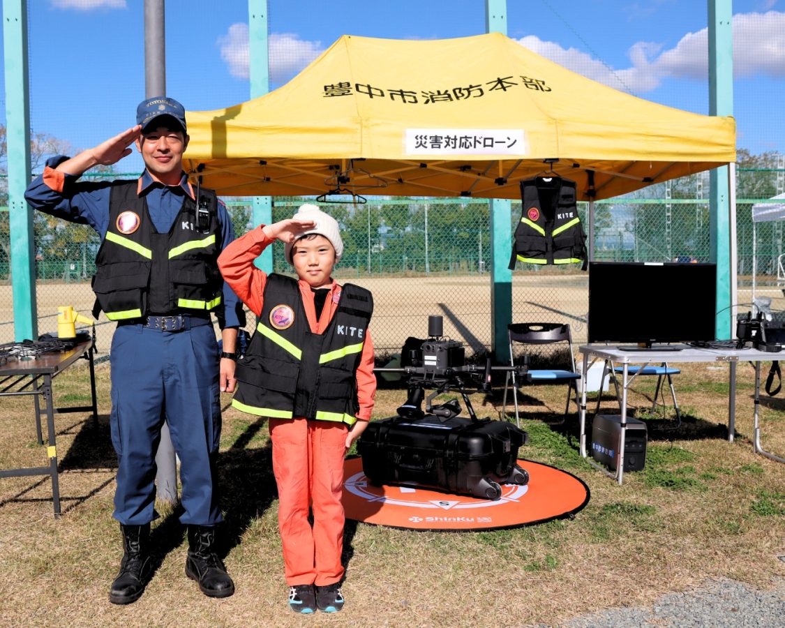 特別に“KITE”のベストも着せてもらい、隊員気分の息子!お兄さんとの記念写真が、今日いちばんの宝物になりました