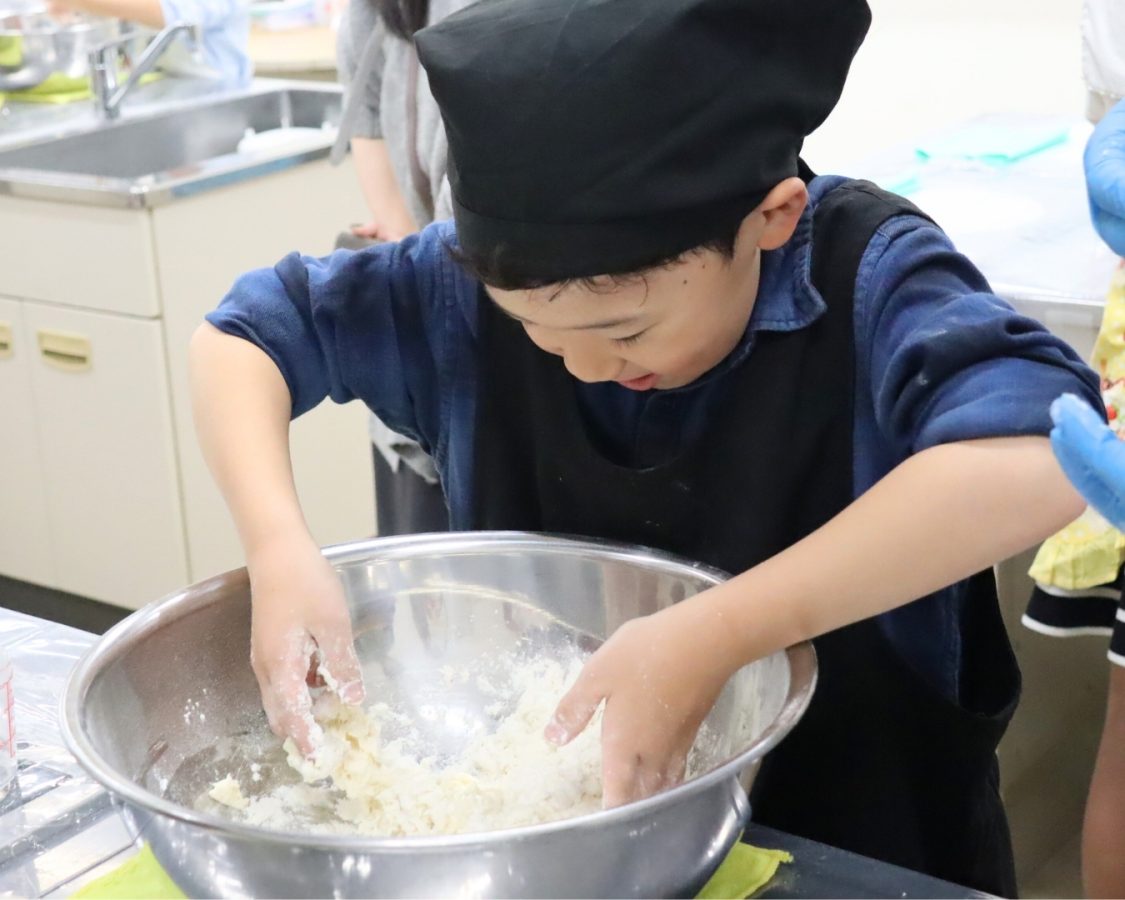 小麦粉と塩水を合わせて、生地作りからスタート