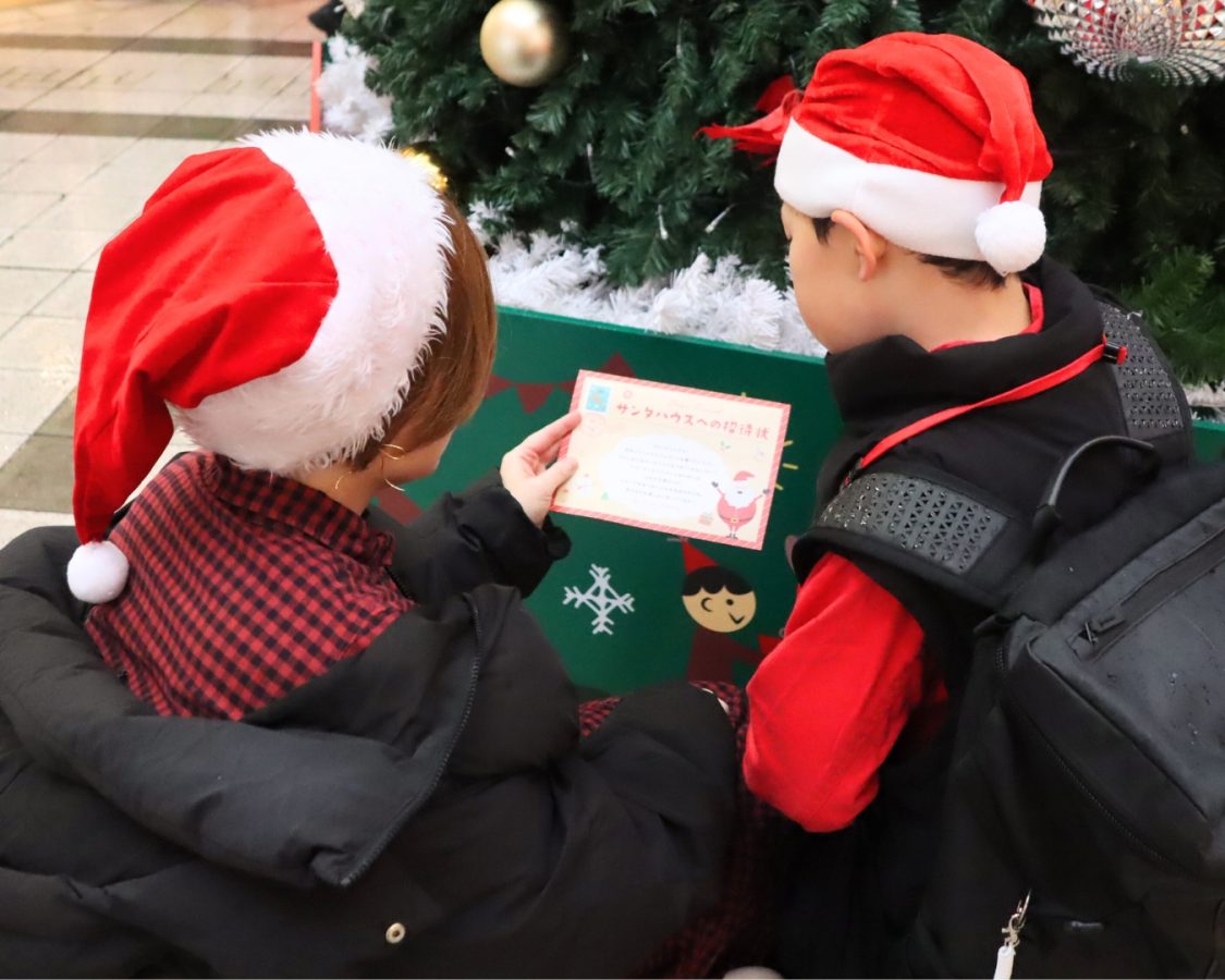 サンタさんからのメッセージを読みながら、「どこから行く？」と親子で作戦会議。