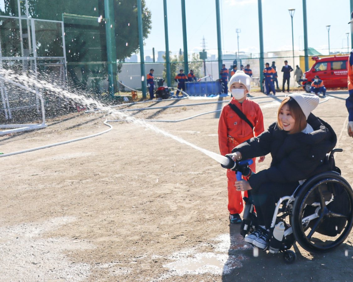 車椅子で放水体験ができました!水の勢いにびっくり!