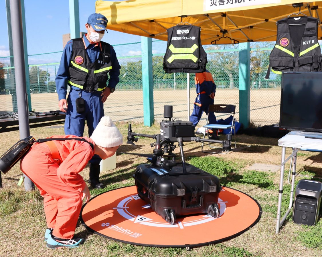 ドローンを間近で見学。災害時には空から状況を把握し、救助活動を支える頼もしい存在
