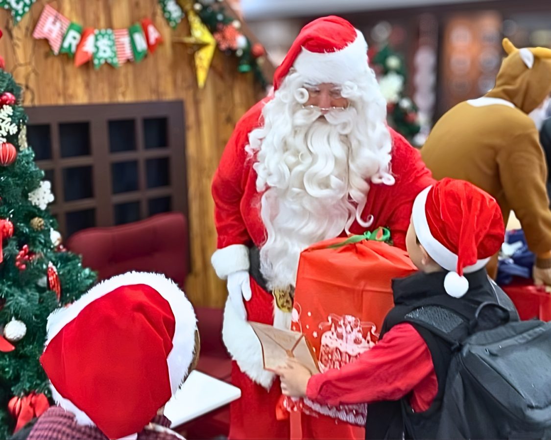 サンタさんから、直接プレゼントをもらえた瞬間。 何が入っているのか、ワクワクが止まりませんでした。