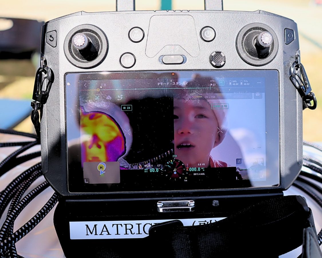 コントローラに映ったのは…なんと息子の顔!ドローンには赤外線カメラもついています