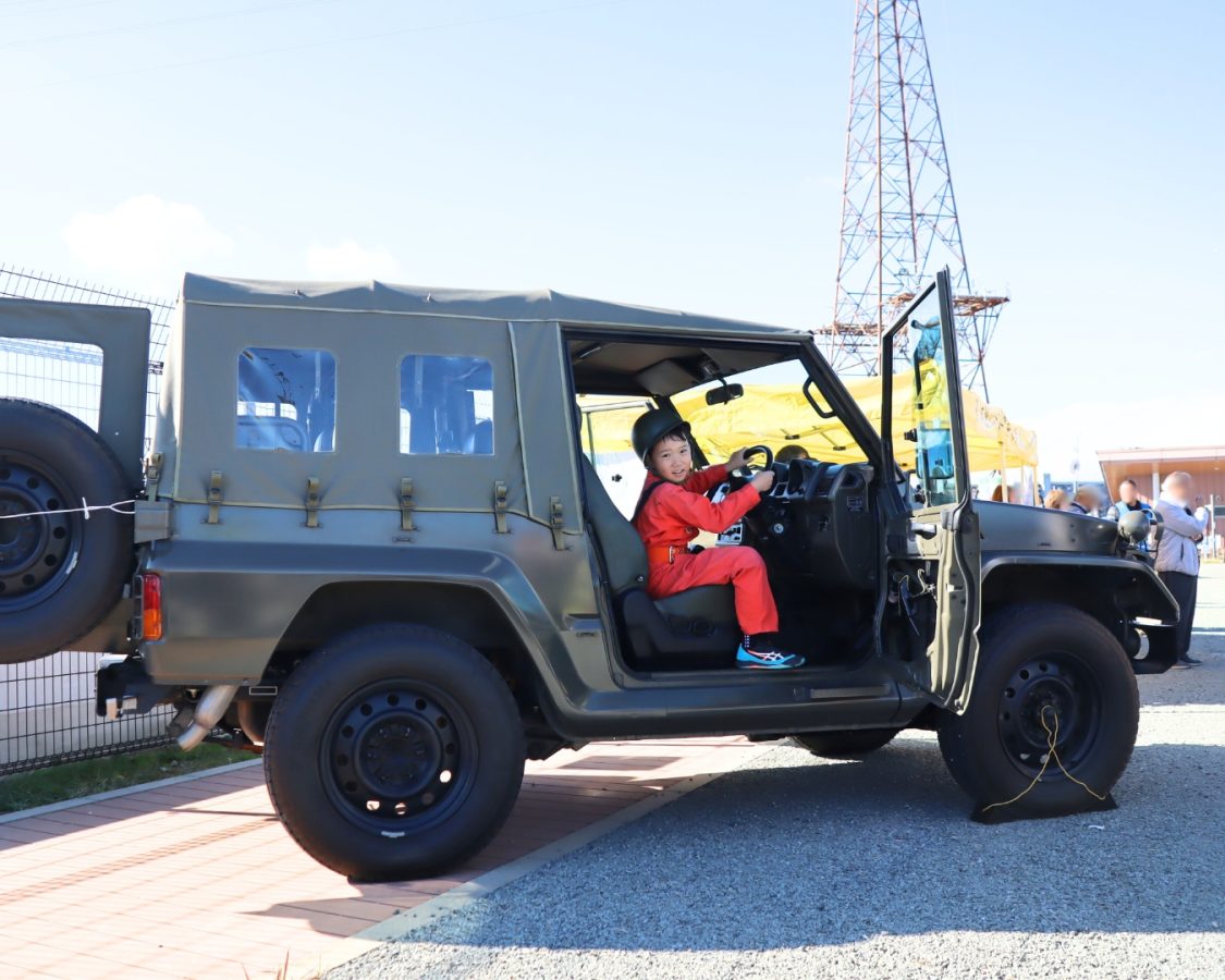高機動車の迫力に息子は大興奮。乗車させてもらえて、“気分は自衛官”に!