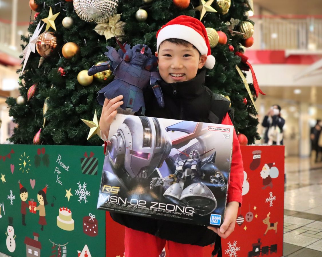 プレゼントを手に、最後はツリーの前で。 また来年も、こんなクリスマスを過ごせたらいいな。