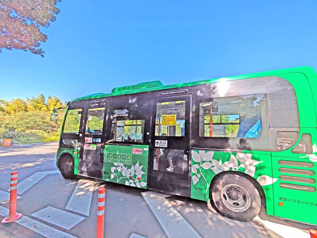 ぐりーんバスが走っていました。