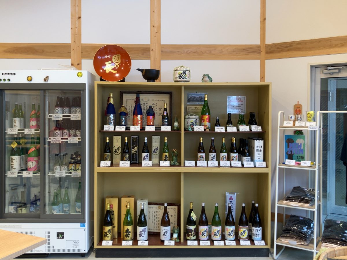 店内には物販もあります。たくさんの種類がありました。寿酒造では、清酒のほかクラフトビールや焼酎も作られています。
