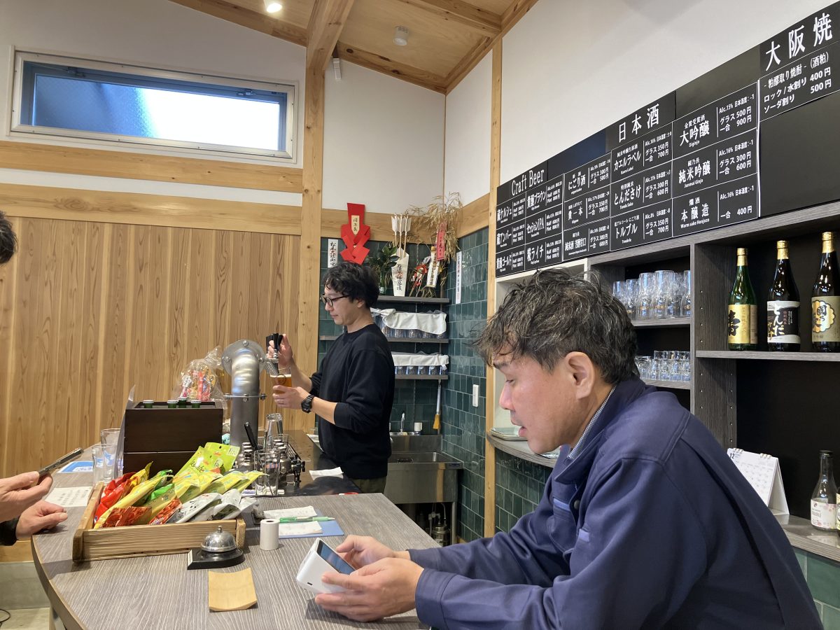 このカウンターで注文をします。清酒は一杯300円ほどから。サイズも2種類ありました。小さなグラスに冷えた清酒がうまい。