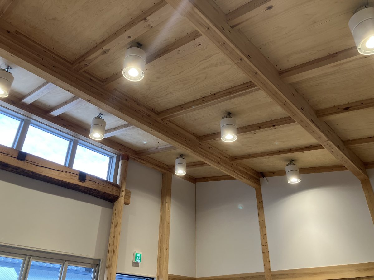 店内にはテーブルが５つほど置かれていました。広い空間を使った立ち呑みスタイル。天井も高く清潔感のある空間でした。