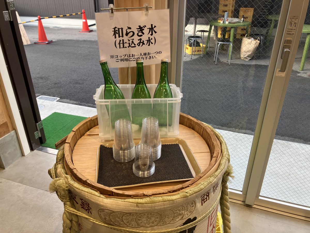 店内に和らぎ水（仕込み水）が置いてあったので飲んでみました。雑味が一切なくクリアな味。これはお酒も美味しくなるはずです。蔵の裏手には井戸がありました。ちょっとだけ贅沢な大人時間を〝クラノミ〟で過ごしてみませんか？