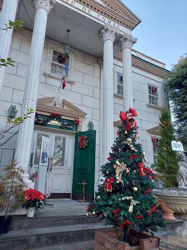 クリスマスの装飾も映えるコーマル城。高丸氏が5歳のときにヨーロッパのお城の写真集を見て憧れ、30年かけて夢を実現させたお城です。