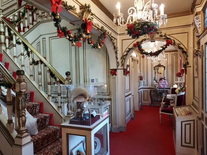 エントランス付近。中央に見える極楽鳥の剥製は、インドネシアのスカルノ元大統領が衆議院議員を務めた木村武雄氏に贈ったものを譲り受けたそうです！