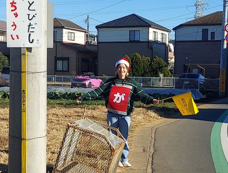 「が」。集団で歩いているお子さんたちが、サンタの数を数える声も聞こえてきます。