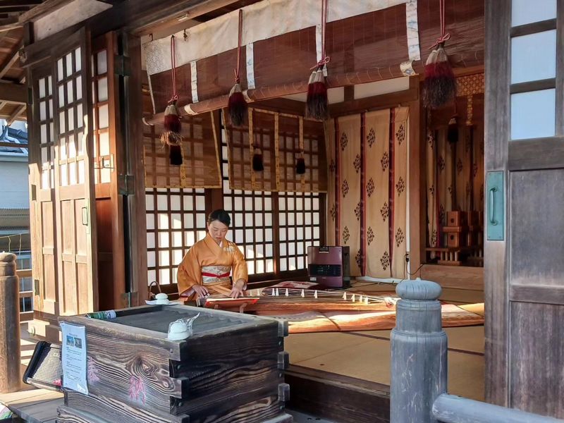 新春の香取神社での奉納演奏は3回目。一年の初めに身の引き締まる思いがいたします。写真は昨年の演奏の様子。