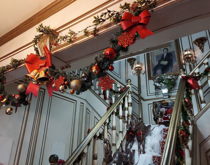 コーマル城の階段室。正面に見える肖像画は城主・高丸氏。