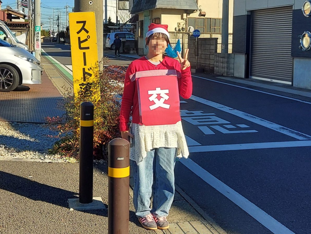 2人のサンタのあとは、日本体育大学柏高等学校の生徒さんが続きます。最初の文字は「交」。