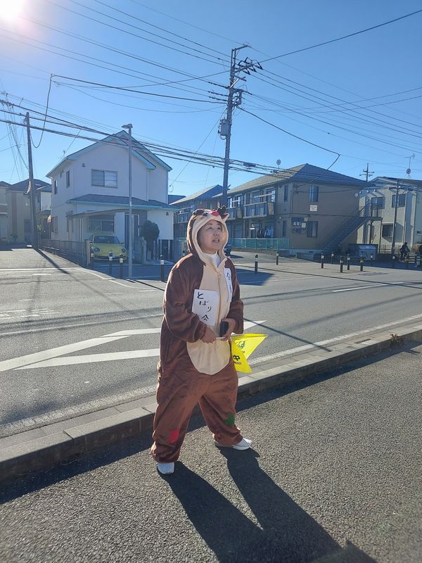 戸張町会会長・西川さん。「子どもたちの安全のため、頑張って旗をふります!」