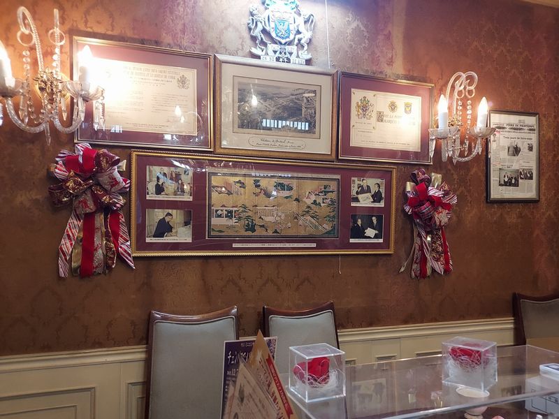 到着後は、まず喫茶室「楯の間」にて、しばしおくつろぎください。上部に飾られているのがコーマル城の紋章です。