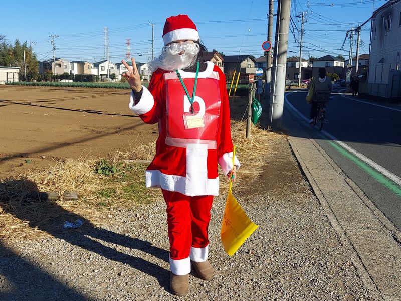 「り」。一人で歩いているお子さんは、各サンタの間や横を恥ずかしそうに通っていきます。