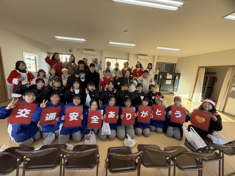 最後は主催者より、参加者にコーヒーとお菓子が振る舞われました。モザイクが残念ですが、高校生の皆さん、いい表情をしています! 実は、筆者もサンタのコスプレで写真のどこかに…?