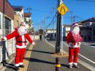 【柏市】子どもたちの下校を見守るサンタ、戸張街道に参上！