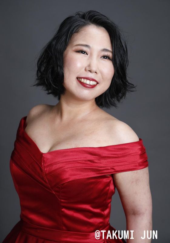 友光氏は「流しのオペラ歌手」としても活動。クレ・ドール国際コンクール3位、第50回フランス音楽コンクール１位という実力派。