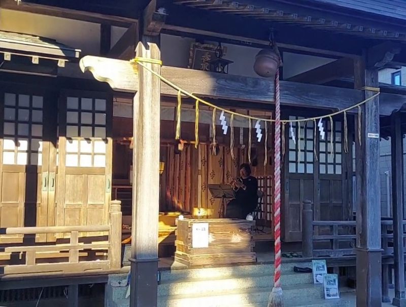 フリューゲルホルンの柔らかく温かい音色が社殿に響きわたります。堀井さんは向かって右側で演奏されていますので、ぜひその音の重なりに注目してみてください。